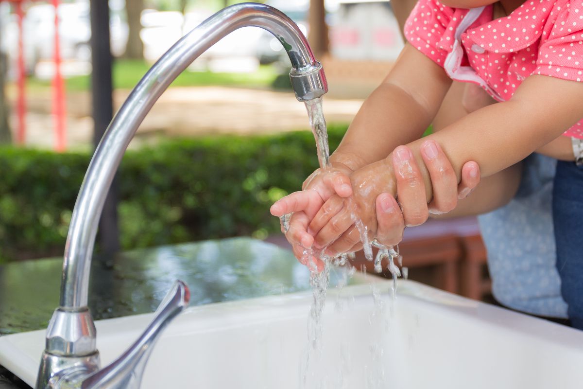 Cara mengajari anak mencuci tangan dengan baik dan benar